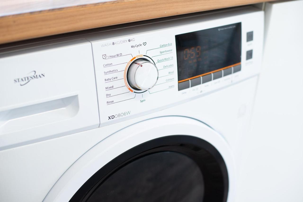 Walking Distance To The Liberty Stadium - Tv In Every Bedroom! Apartment